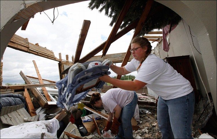 A powerful tornado hit Ohio and Michigan - 15