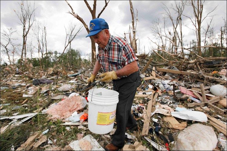 A powerful tornado hit Ohio and Michigan - 18