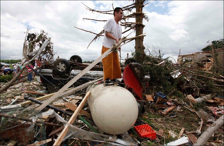 A powerful tornado hit Ohio and Michigan - 21