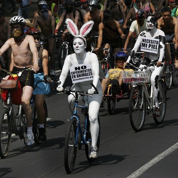 World Naturist Day: Everybody hopes on a bicycle 2010 - 03