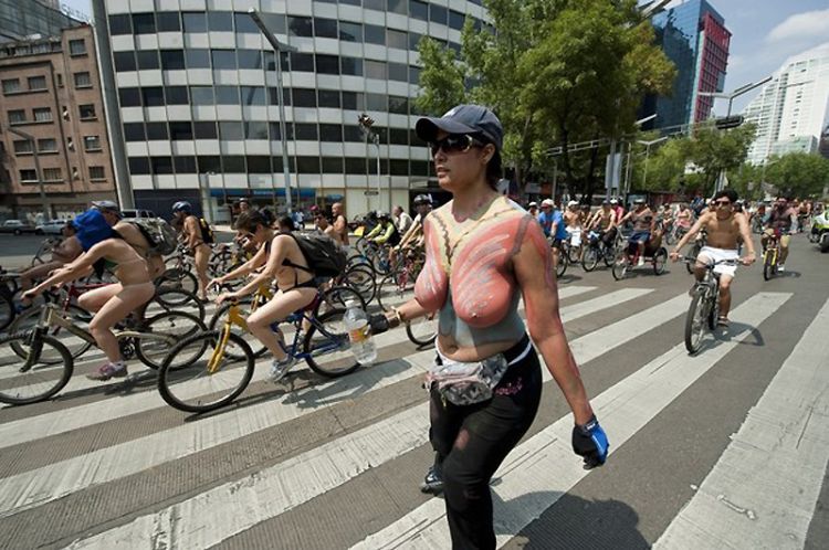 World Naturist Day: Everybody hopes on a bicycle 2010 - 04