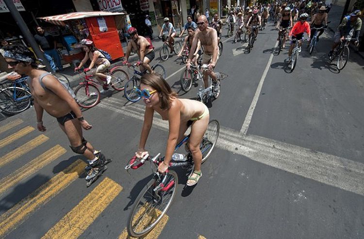 World Naturist Day: Everybody hopes on a bicycle 2010 - 07
