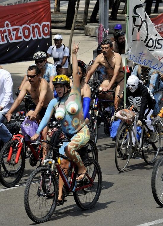 World Naturist Day: Everybody hopes on a bicycle 2010 - 08