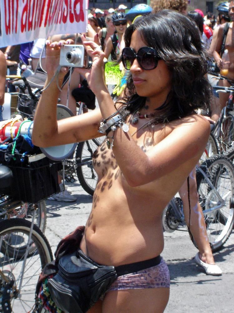 World Naturist Day: Everybody hopes on a bicycle 2010 - 11