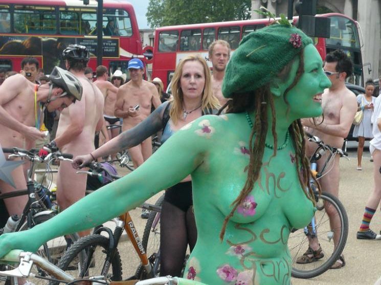 World Naturist Day: Everybody hopes on a bicycle 2010 - 13