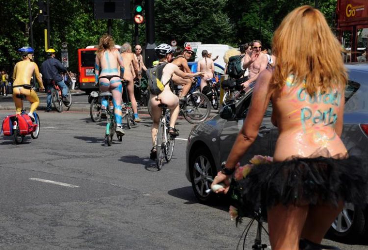 World Naturist Day: Everybody hopes on a bicycle 2010 - 16