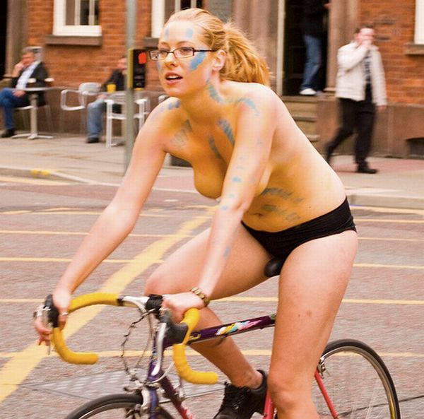 World Naturist Day: Everybody hopes on a bicycle 2010 - 27