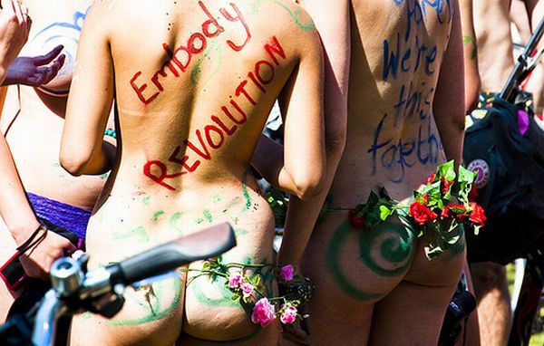 World Naturist Day: Everybody hopes on a bicycle 2010 - 36
