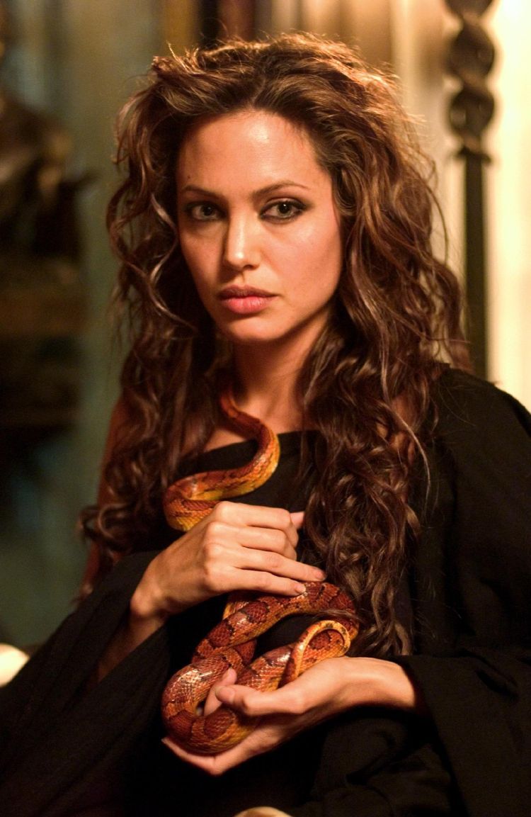 Beautiful combination: Celebrities and snakes - 11