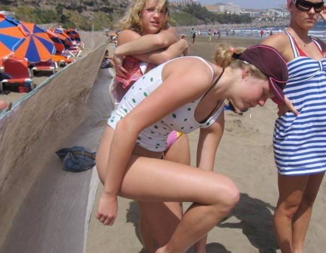 Without a trace of embarrassment, these girls change their panties right on the beach - 26