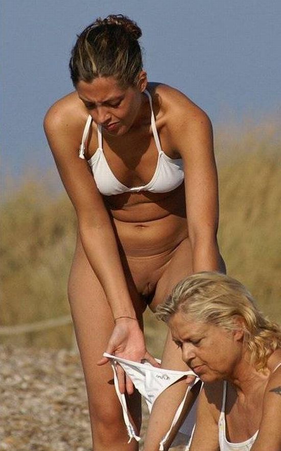 Without a trace of embarrassment, these girls change their panties right on the beach - 40