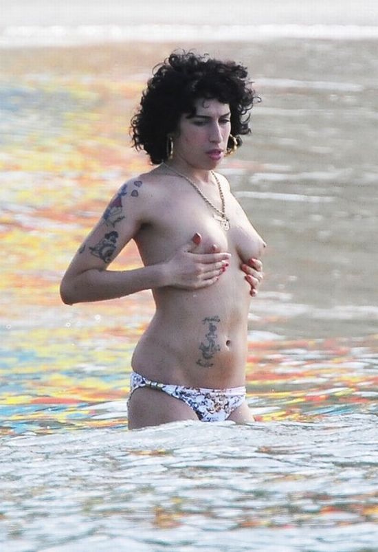 The best topless moments and nipslips of Amy Winehouse - 07