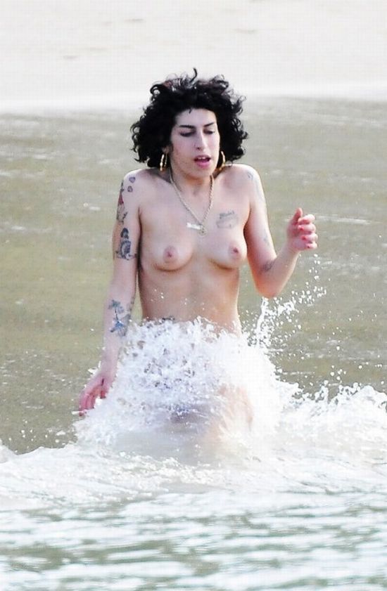 The best topless moments and nipslips of Amy Winehouse - 08