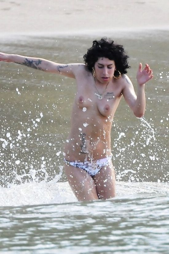 The best topless moments and nipslips of Amy Winehouse - 09