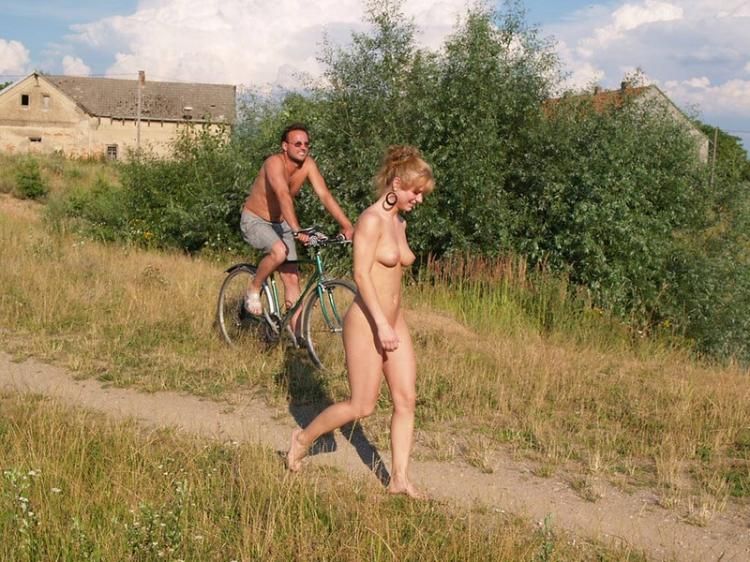 Walking naked in the fresh air - 04