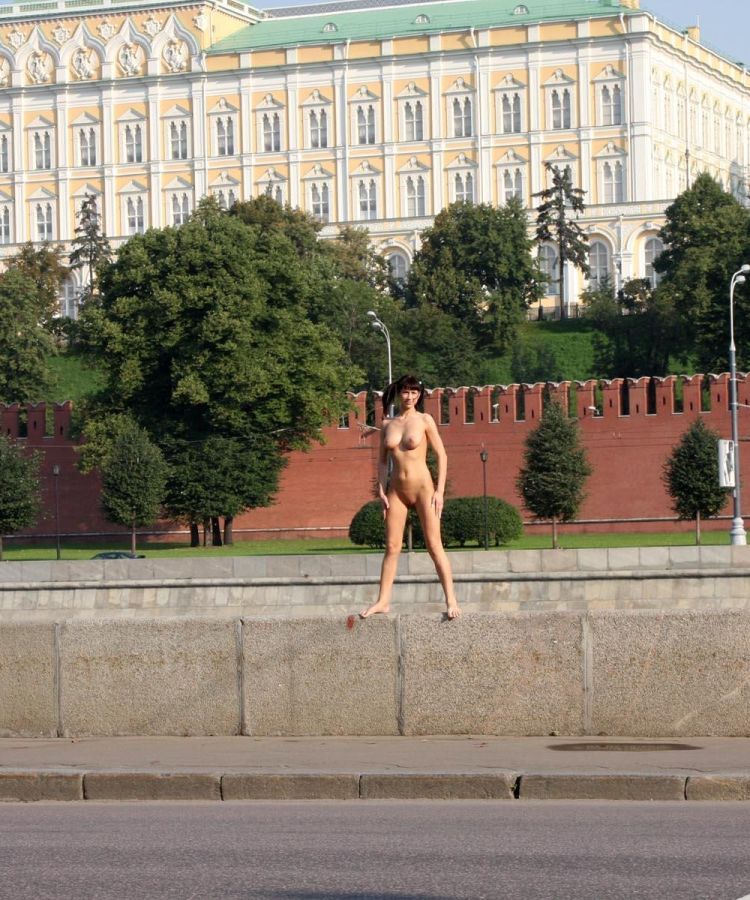 Erotic photo session on the background of the Kremlin - 02