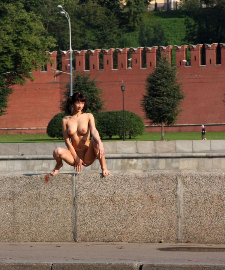 Erotic photo session on the background of the Kremlin - 03