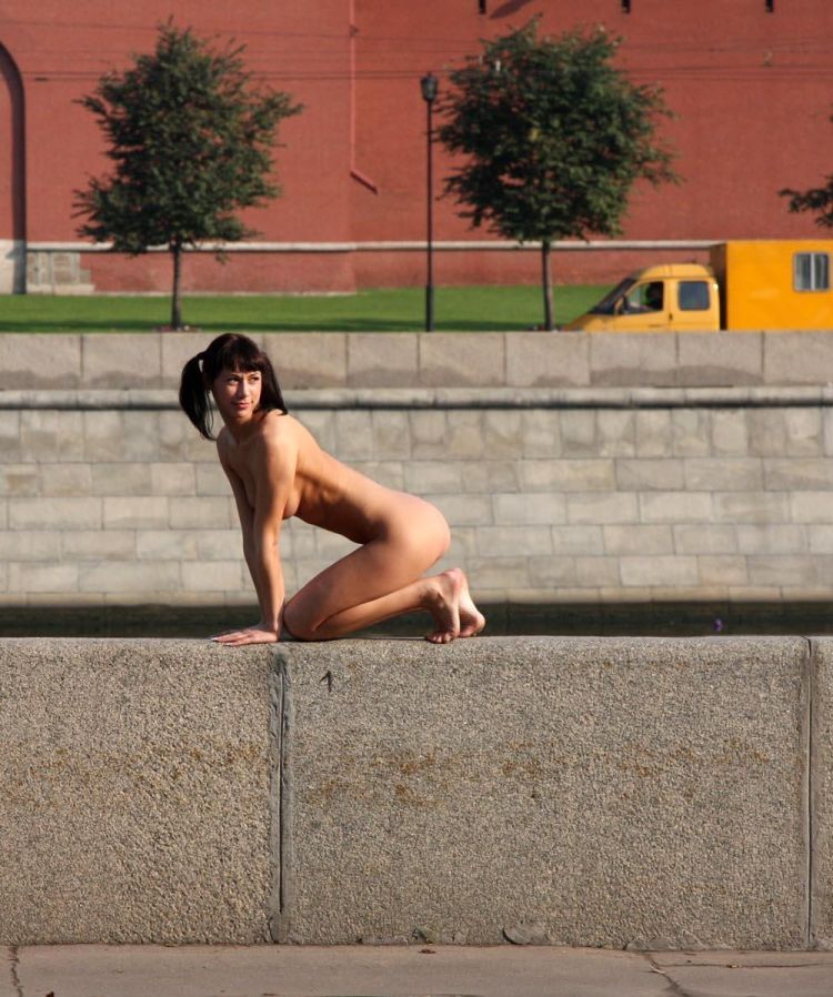 Erotic photo session on the background of the Kremlin - 04