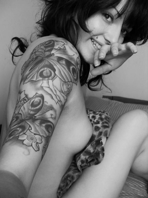 Elegant muchacha with tattoos - 28