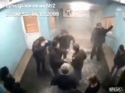 An elderly man knocked out five people at once - 20100715