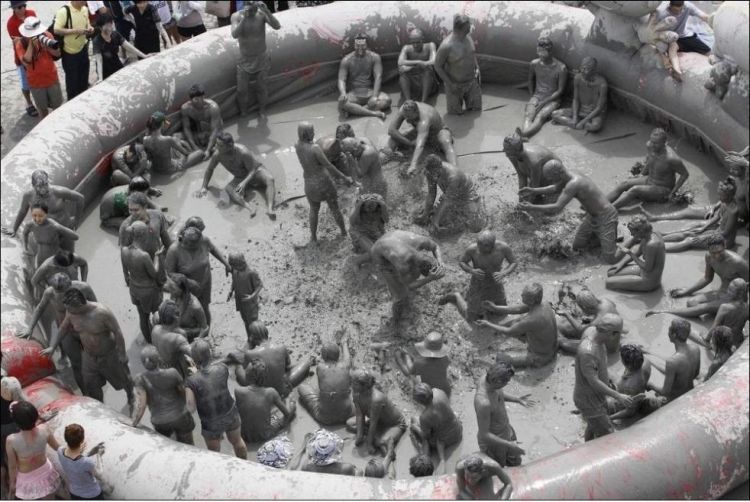 The annual festival of mud in the South Korean city of Boryeong - 04