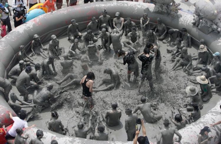 The annual festival of mud in the South Korean city of Boryeong - 07