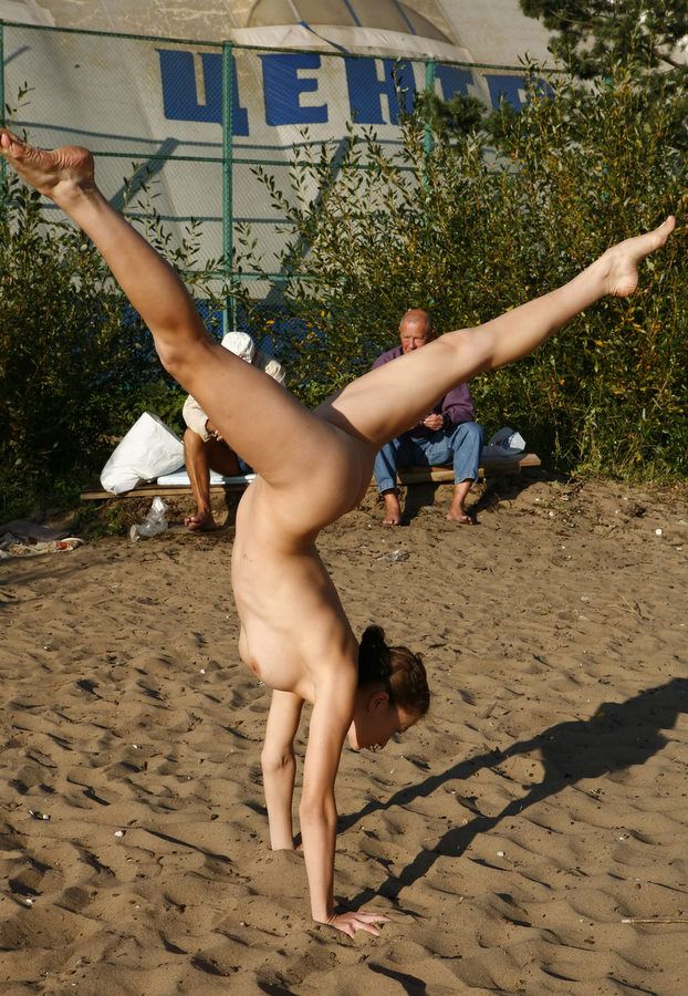 Pretty babe made a small erotic show on the beach - 12
