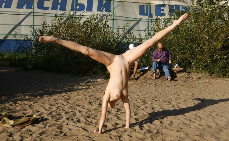 Pretty babe made a small erotic show on the beach - 15