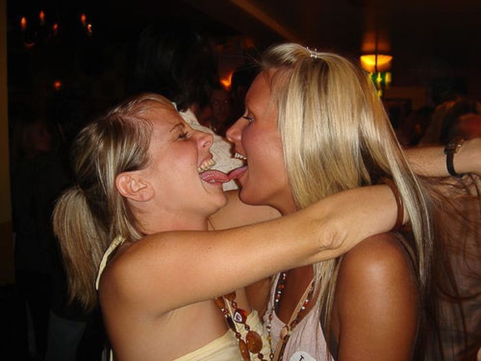 Girls kissing - 17