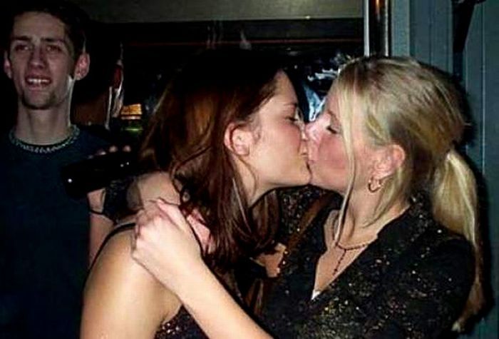 Girls kissing - 18