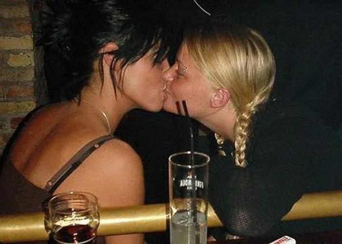 Girls kissing - 19