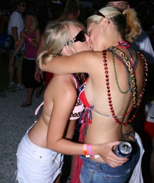 Girls kissing - 34