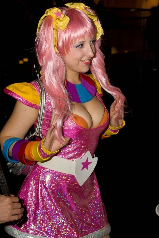 Best cleavages from Comic-Con convention - 07