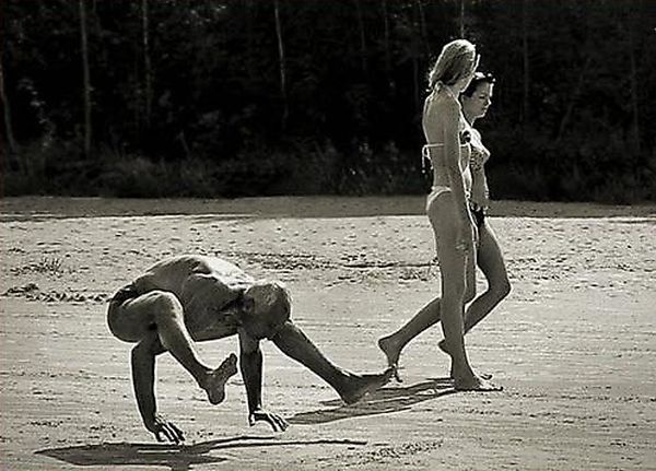 Photobombs of girls in bikinis - 25