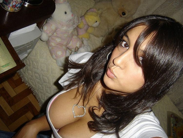 The most beautiful cleavage shots - 00