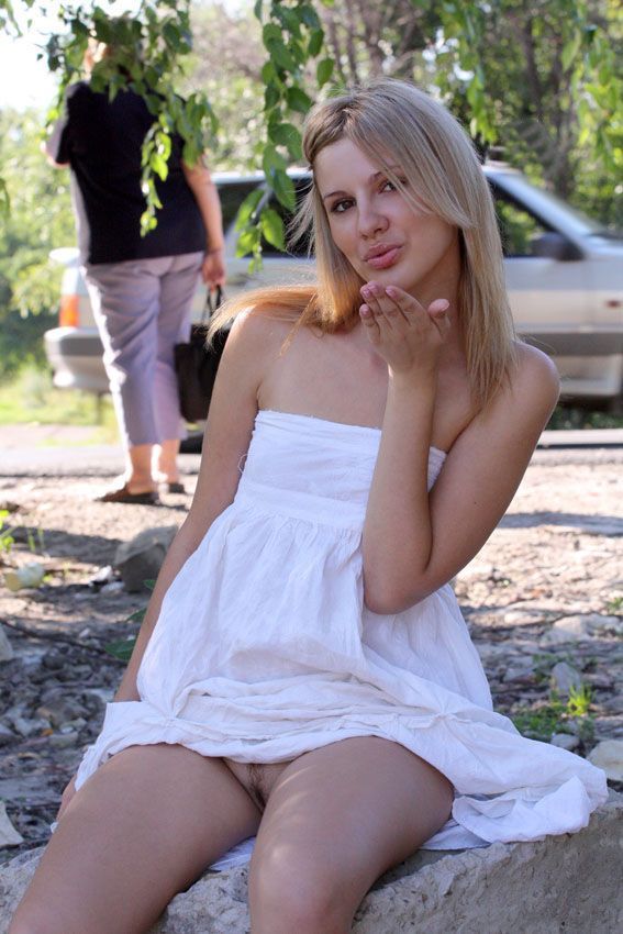 A small amateur photoshoot near the road - 08
