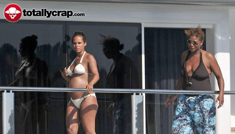 Pregnant Alicia Keys in bikini - 11