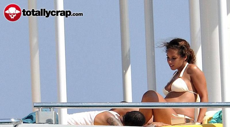 Pregnant Alicia Keys in bikini - 13
