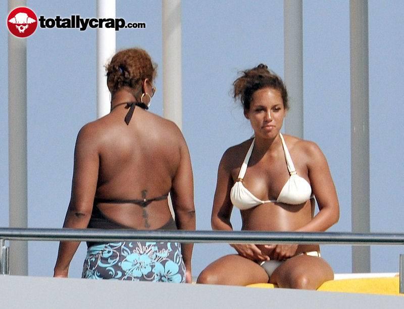 Pregnant Alicia Keys in bikini - 14