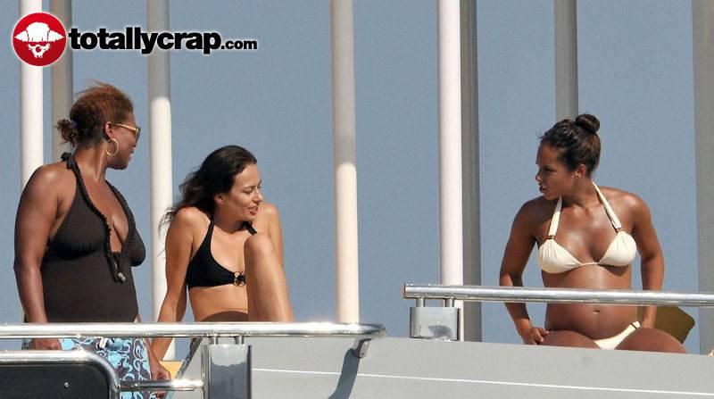 Pregnant Alicia Keys in bikini - 15