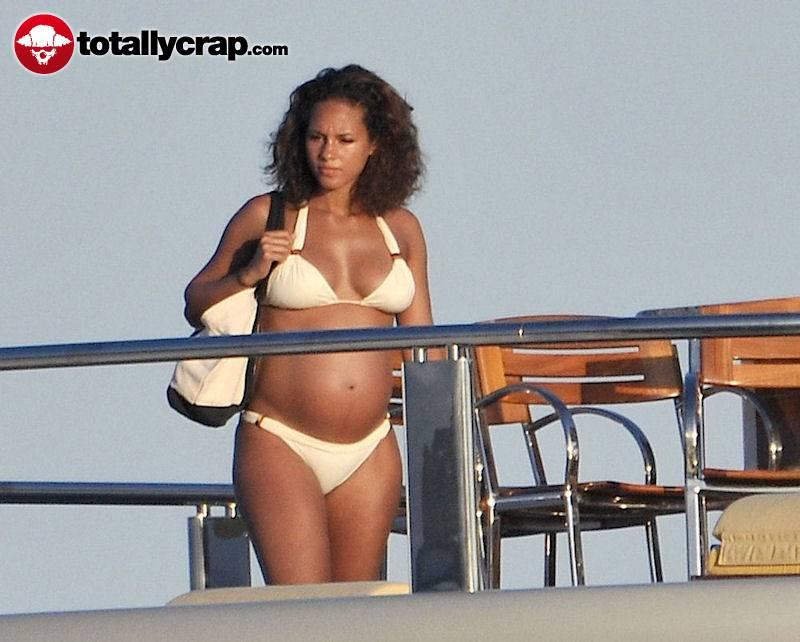 Pregnant Alicia Keys in bikini - 16