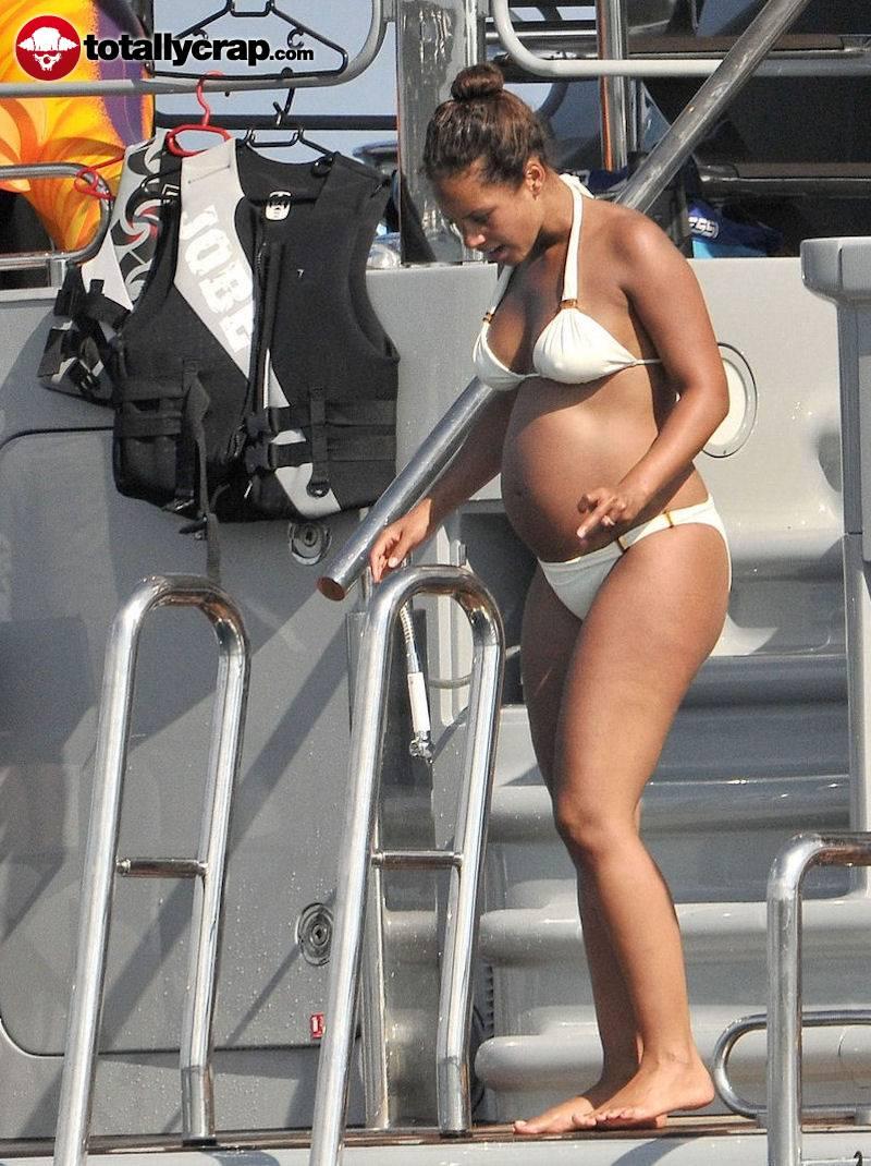 Pregnant Alicia Keys in bikini - 2