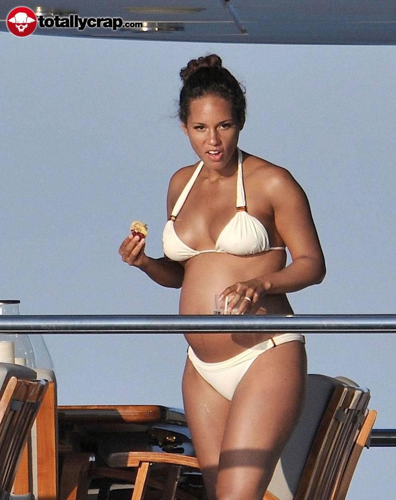 Pregnant Alicia Keys in bikini - 4
