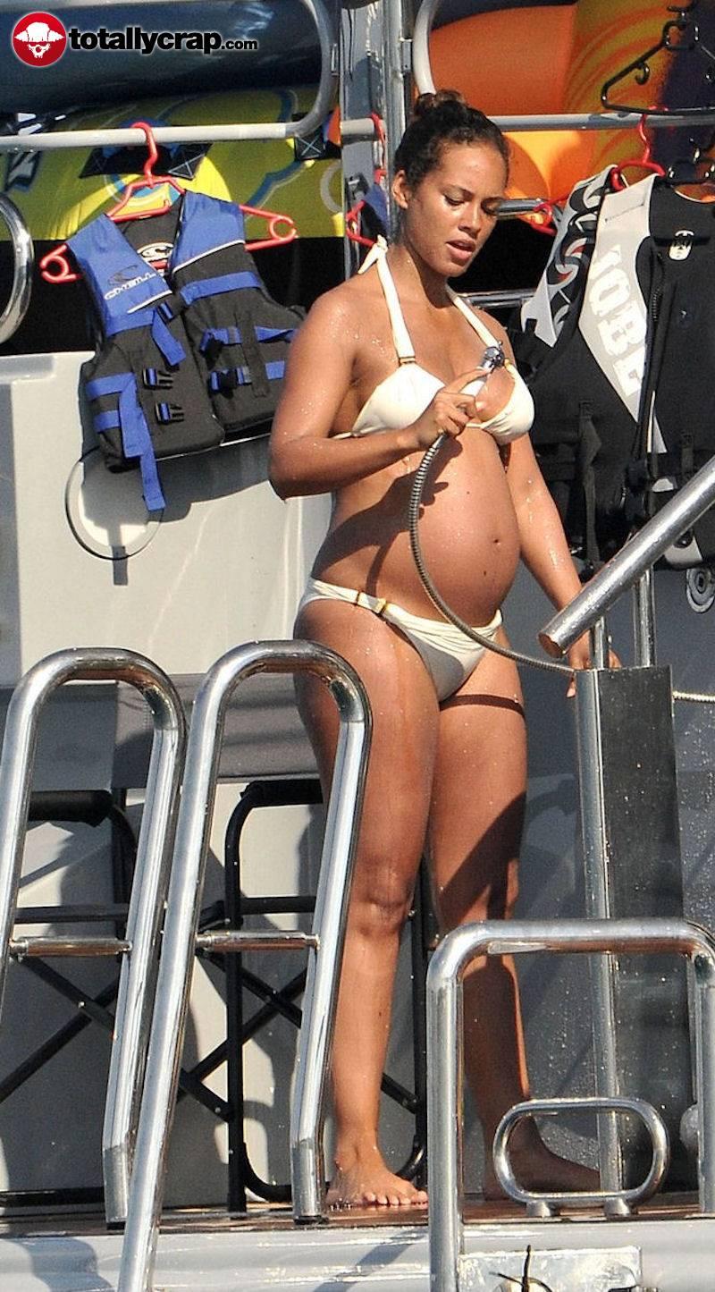 Pregnant Alicia Keys in bikini - 5