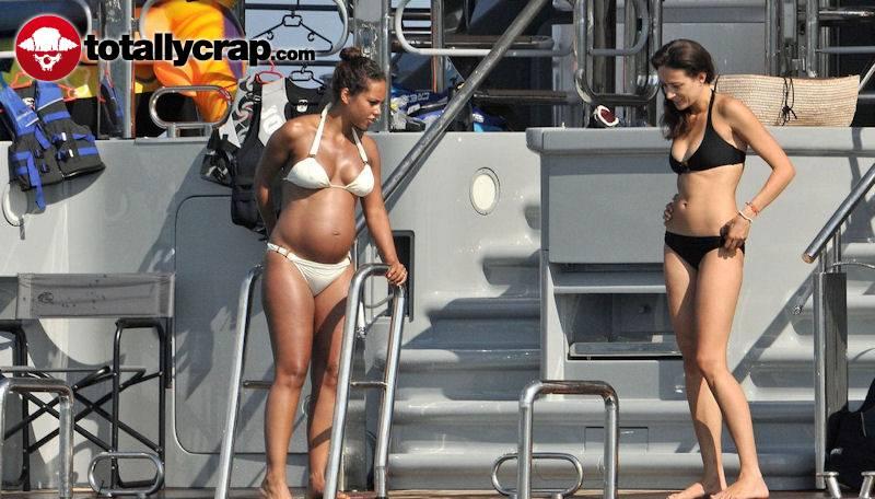 Pregnant Alicia Keys in bikini - 6