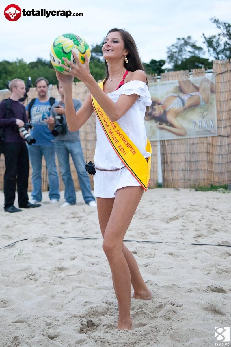 Beach volleyball with miss Belgium contestants - 6