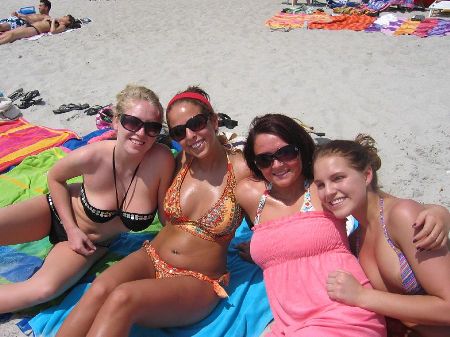 Amateurs Young Girl at the Beach in Bikini - 14