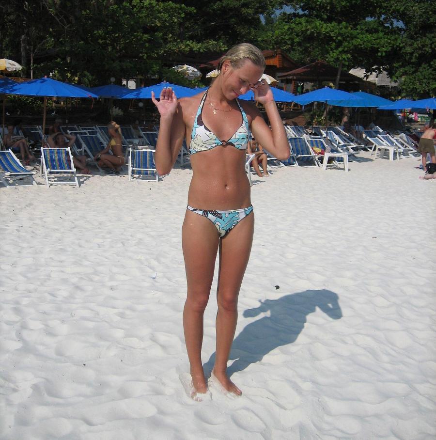 Amateurs Young Girl at the Beach in Bikini - 20