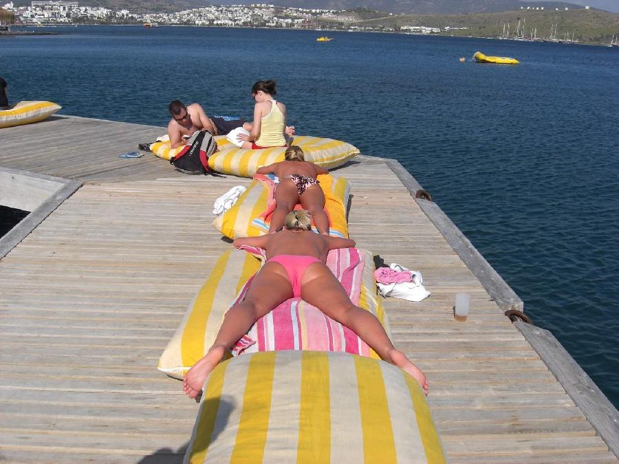 Amateurs Young Girl at the Beach in Bikini - 23