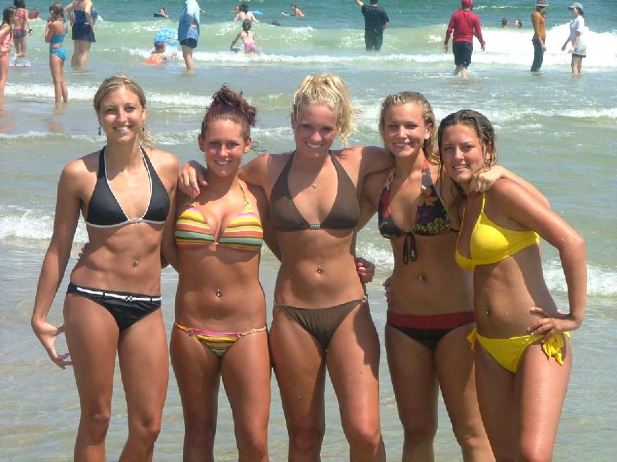 Amateurs Young Girl at the Beach in Bikini - 3